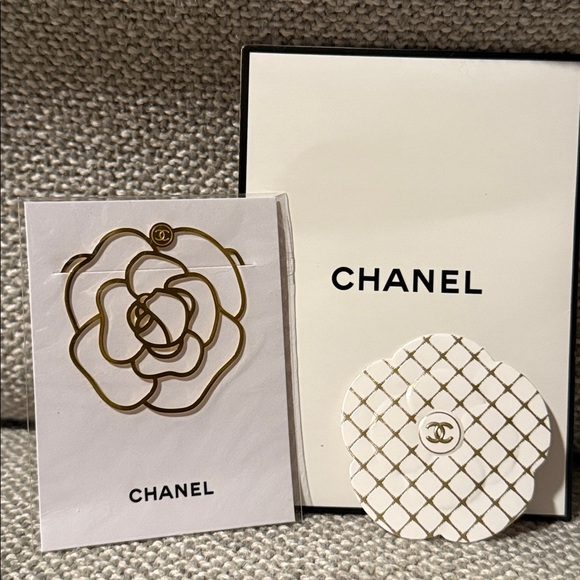 CHANEL Accessories - CHANEL Gold Flower Accessory bookmark